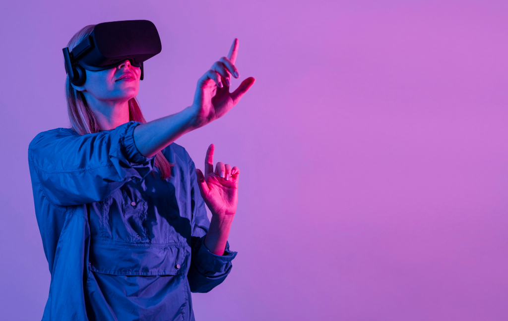 mujer utilizando lentes de realidad virtual